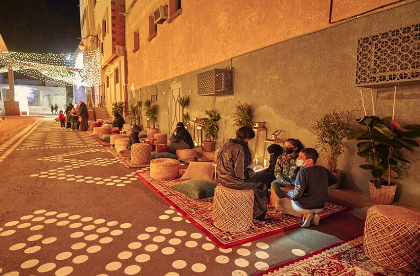  أجواء رمضان التقليدية في العلا تستقطب الزوار