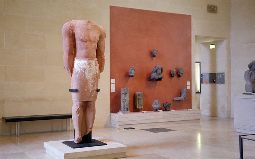  لقطات تلفزيونية ومقاطع صوتية للبرامج التلفزيونية والمحتوى الإعلامي الرقمي : متحف اللوفر بباريس يعرض تمثال أثري لملك عربي قديم من منطقة العُلا السعودية