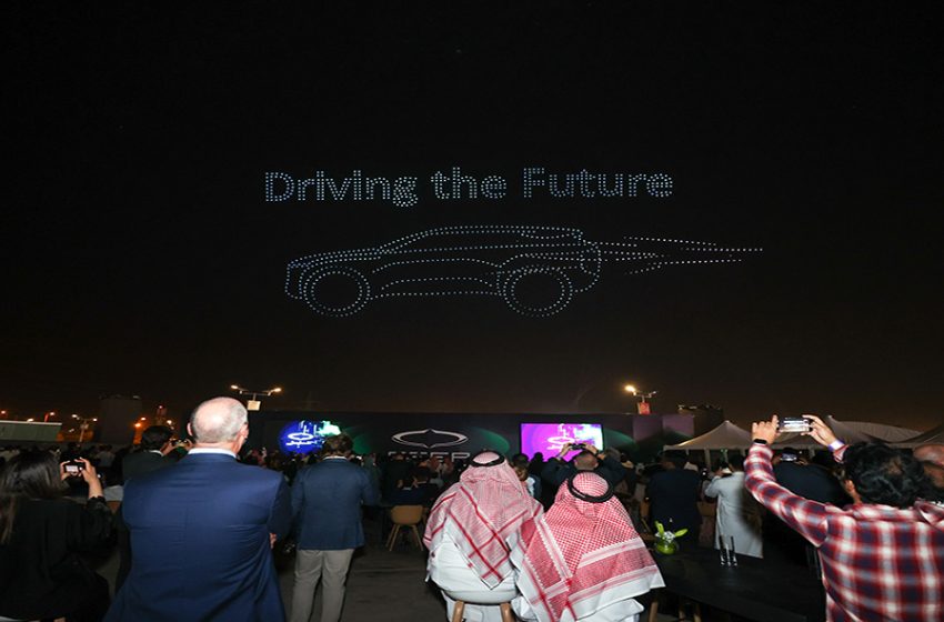  إضاءة سماء المملكة العربية السعودية بأكبر رمز استجابة سريع مصنوع بواسطة طائرات الدرون احتفاء بإطلاق أول علامة تجارية سعودية لصناعة السيارات الكهربائية