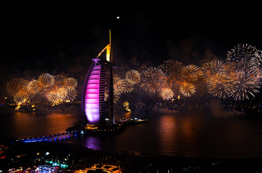  DUBAI SKYLINE LIGHTS UP WITH NEW YEAR’S FIREWORKS DURING DUBAI SHOPPING FESTIVAL 