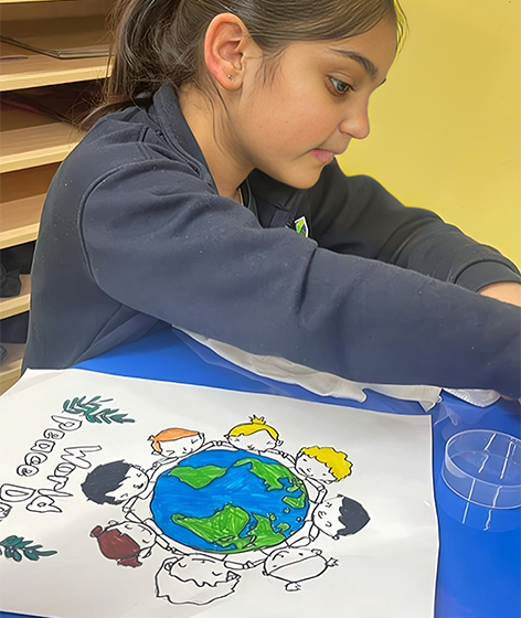  Emirati Children Express through Their Paintings Ways to Bridge Peace Celebrating the National Day of Peace as part of the UAE’s efforts to encourage values of tolerance and peaceful coexistence