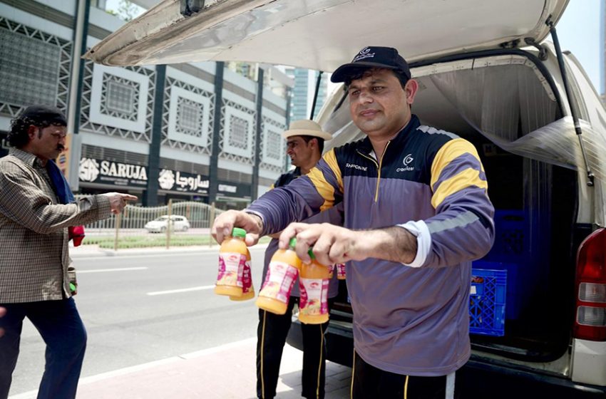  ٧٥ أسبوعًا من العطاء المتواصل وأكثر من ٧٥ ألف زجاجة عصير ومشروب طبيعي .. مبادرة مجتمعية توفر العصائر والمشروبات للعاملين في الميدان منذ أكثر من عام ونصف